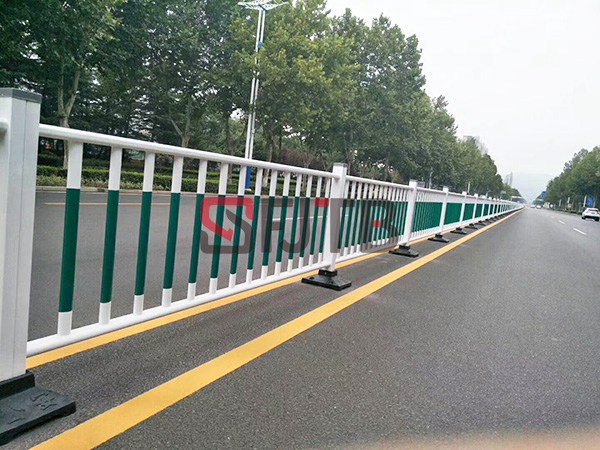 山東濰坊市雙拼隔離護(hù)欄 山東濰坊市雙拼隔離護(hù)欄