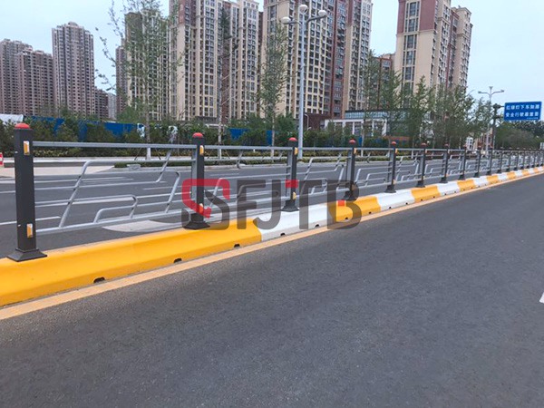 水泥墩中央護(hù)欄