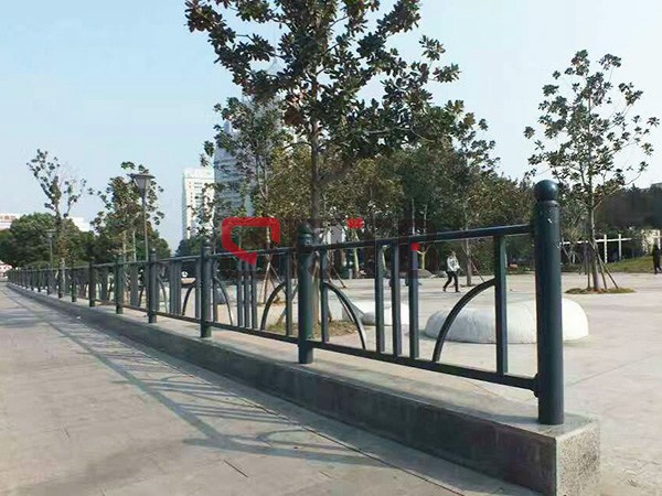 水泥墩中央護(hù)欄