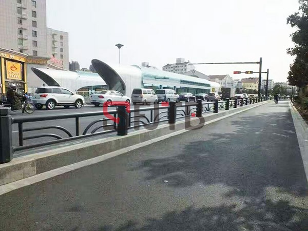 水泥墩中央護(hù)欄